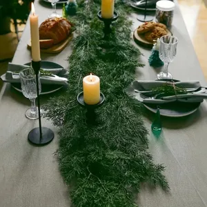 Guirlande de cyprès artificiel de 180cm pour une décoration de table de Noël élégante.