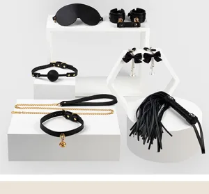 Set bondage professionale in pelle nera di alta qualità con manette, collare e frusta.