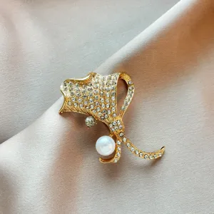 Women Ginkgo Leaf Brooch Pin Elegant Alloy Rhinestone Artificial Pearl Clothes Scarf Fixation Fashion Jewelry Accessory