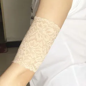 Dettaglio manica in pizzo con motivo floreale e vestibilità elastica per comfort