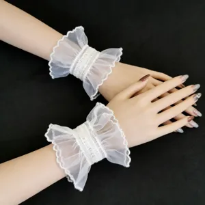 Poignets en dentelle blanche fausses manches bracelets à volants accessoires photo chic. Élégant.