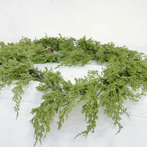 Detailansicht der grünen künstlichen Zypressengirlande für die Weihnachtsdekoration.