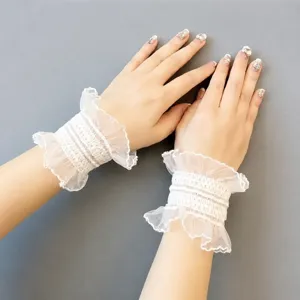 Gros plan de poignets en dentelle blanche, design délicat de volants plissés charmants.