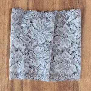 Dettaglio di manicotto in pizzo traspirante per copertura tatuaggi e cicatrici, colore grigio.