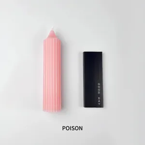 Vela de pilar perfumada rosa acanalada de cera de soja natural para aromaterapia en hogar.