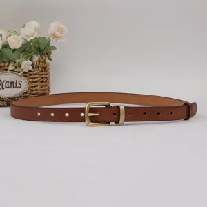 Vue détaillée d'une élégante ceinture en cuir marron avec boucle dorée vintage, chic.