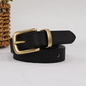 Vue détaillée de la ceinture en cuir noir avec boucle en métal, style rétro pour un usage quotidien.