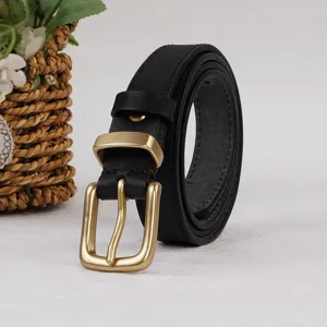 Ceinture en cuir noir avec boucle ardillon en laiton vintage, photo de détail minimaliste.