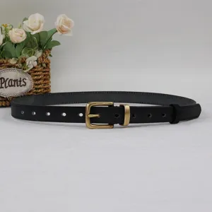 Vue détaillée de la ceinture en cuir noir classique avec boucle ardillon en laiton rétro.