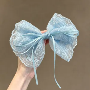 Pinza de pelo con lazo de encaje azul hecho a mano con cintas, elegante accesorio de moda.