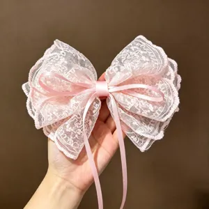 Detalle de pinza de pelo con lazo de encaje rosa, lindo accesorio de cinta para mujeres y niñas.