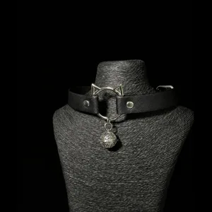 Collier ras du cou chat en cuir PU noir accessoire cosplay avec oreilles en métal et clochette.