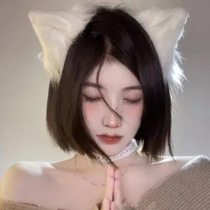 Cute white plush cat ears hair clip, fluffy animal ears hairpin for Japanese sweet style cosplay.