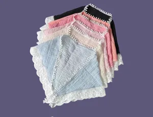 Dettagli della sciarpa triangolare con pizzo bianco, accessorio per foto da spiaggia colorato.