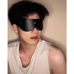 Masque de sommeil en cuir noir pour hommes, accessoire de jeu adulte élégant et occultant.