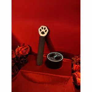 Joli paddle patte de chat et ruban adhésif pour jeux coquins de couple adultes.