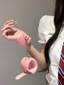 Menottes en cuir PU pelucheux rose avec chaine en metal pour jeux de role et fete
