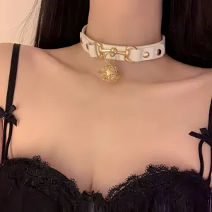 Collana girocollo in pelle bianca con morsetto dorato e ciondolo a campana per donne.