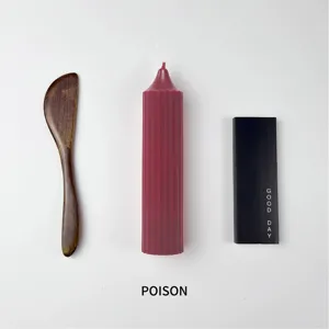 Detalle de la vela aromática de cera de soja Poison con espátula de madera y caja elegante.