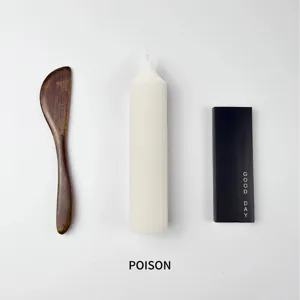 Vela de cera de soja natural con espátula de madera y caja negra para decoración del hogar.