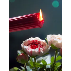 Vela de pilar de soja perfumada roja a baja temperatura con cera derretida y flores