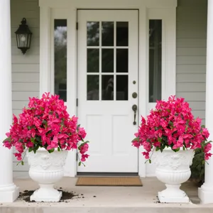 Gedetailleerd overzicht van kunstmatige bougainvilles in witte potten voor de woningentree