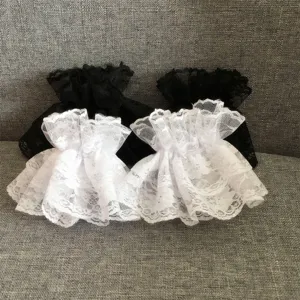 Gedetailleerd overzicht van zwart en wit kant pols manchet, Lolita mode accessoires.