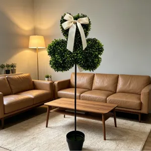 Plante trèfle artificielle décorative avec nœud blanc dans un décor de salon chaleureux.