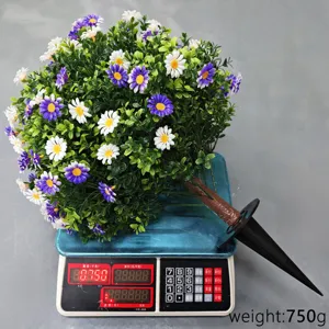 Detailed weight measurement of artificial daisy garden stake showing 750g on digital scale