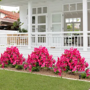 Levendige fuchsia kunstmatige bougainvilles in een tuinlandschap detailweergave.