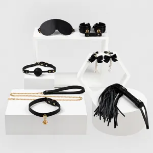 Set di Bondage in Pelle PU per Adulti Kit di Contenimento BDSM Manette Collare Maschera Morsetti per Capezzoli Fruste Giocattoli Sessuali per Coppie