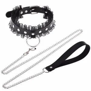 Πunk style μαύρο δερμάτινο κολιέ choker με δαντέλα, μεταλλικά καρφιά και αλυσίδα.