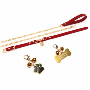 Set collare e guinzaglio per animali in ecopelle rossa con catena in metallo e ciondoli personalizzabili.
