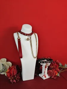 Set di collare choker in pelle rossa e nera e guinzaglio in catena metallica immagine principale