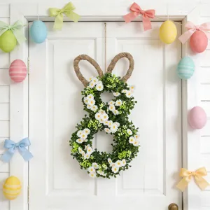 Detail van een paashaas krans met madeliefjes op een witte voordeur decoratie