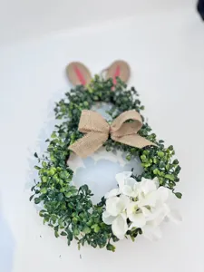 Details des Osterhasenkranzes mit grünem Laub, Sackleinen-Schleife und Hortensien