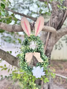 Detailansicht eines Osterhasen-Kranzes mit grünen Blättern und Sackleinen-Ohren