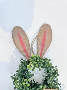 Detailansicht eines Osterkranzes aus Kunstgrün mit großen Ohren aus Jute-Stoff