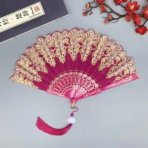 Éventail pliant de style chinois ancien avec un beau motif de dentelle dorée et gland.