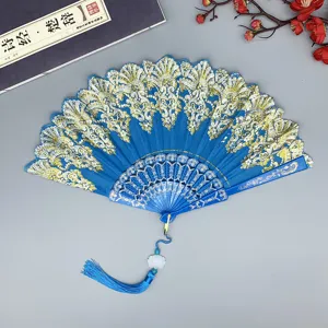 Détail de l'éventail pliant chinois vintage, bel éventail de danse bleu avec pompon.