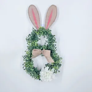 Künstlicher Osterhasen-Kranz mit Sackleinenohren und weißer Blume für die Haustür