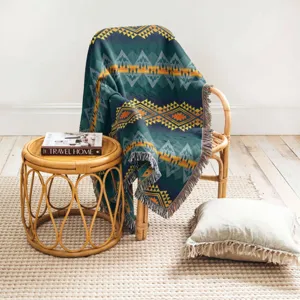 Vue détaillée d'une couverture tissée bohème avec des franges dans une pièce confortable