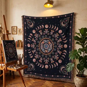 Grande tapisserie bohème tissée avec phases de lune dans un atelier d'artiste chaleureux