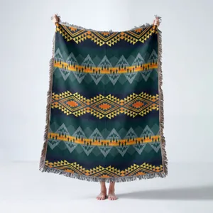 Vue détaillée d'une couverture bohème tissée aux motifs amérindiens ethniques