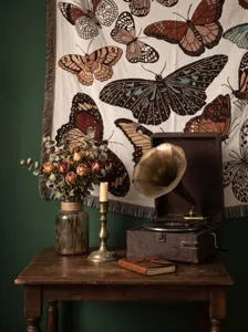 Künstlerisches Detail einer böhmischen Schmetterlings-Webdecke in einem Vintage-Zimmer.