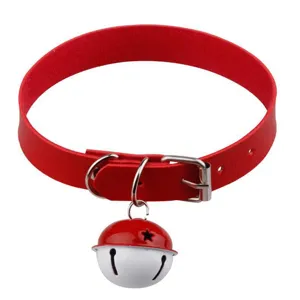 Collier choker en similicuir rouge avec grande cloche rouge et blanche et boucle métal