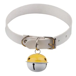 Vue détaillée du choker en cuir PU blanc avec boucle en métal et décoration de cloche jaune.
