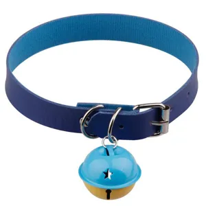 Vue detaillee du collier ras du cou en cuir PU bleu avec grande cloche et boucle.
