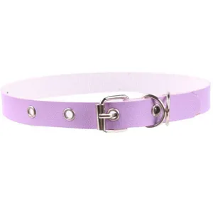 Dettaglio collana girocollo in pelle punk viola, fibbia in metallo e occhiello accessorio goth.