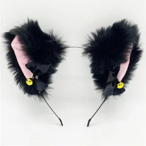 Détail de serre-tête oreilles de chat noires et duveteuses avec ruban et petite cloche.